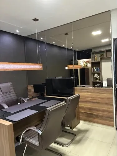 Ambiente do escritório com mesa, cadeiras e espelho