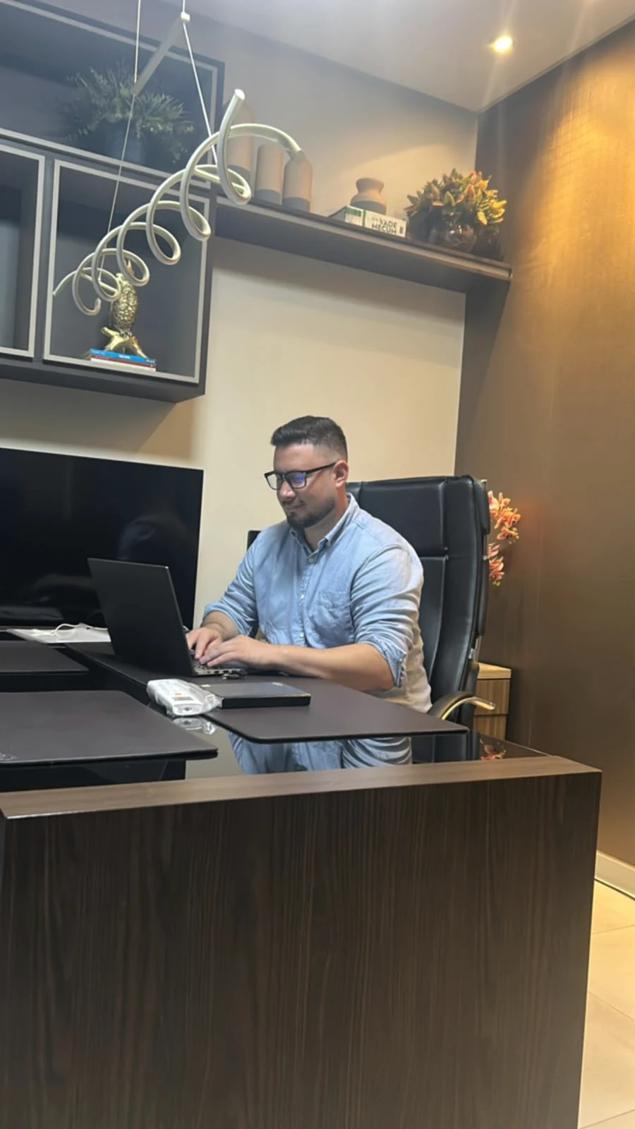 Pessoa trabalhando no computador em uma mesa do escritório