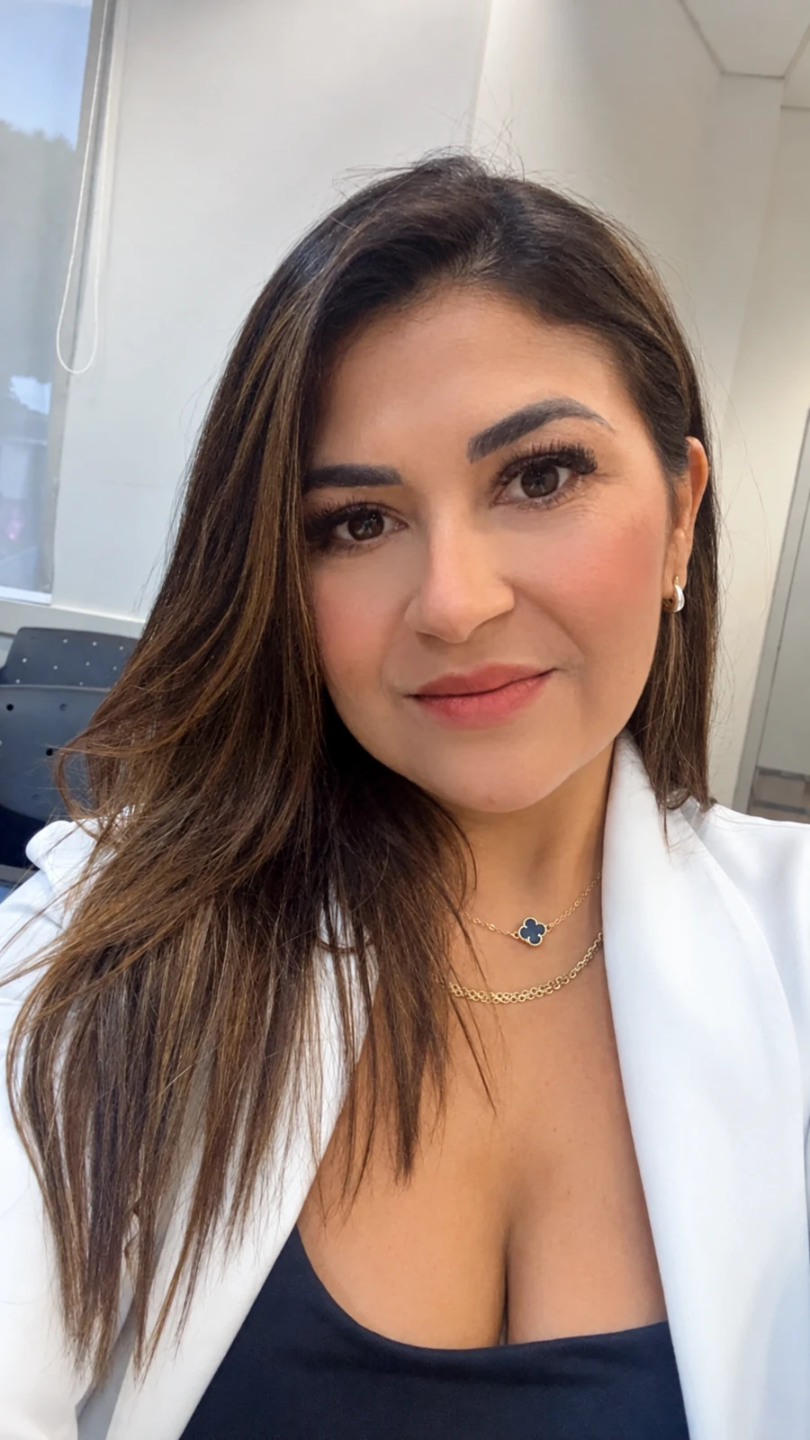 Dra. Gilveli Araújo, de blazer branco